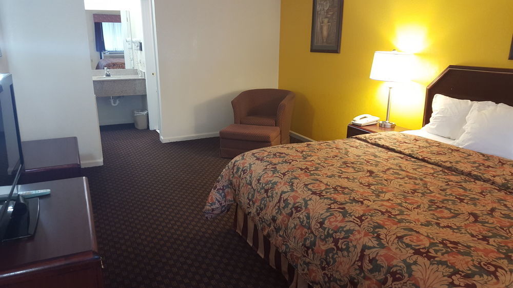 Red Roof Inn & Suites Rome Exterior photo