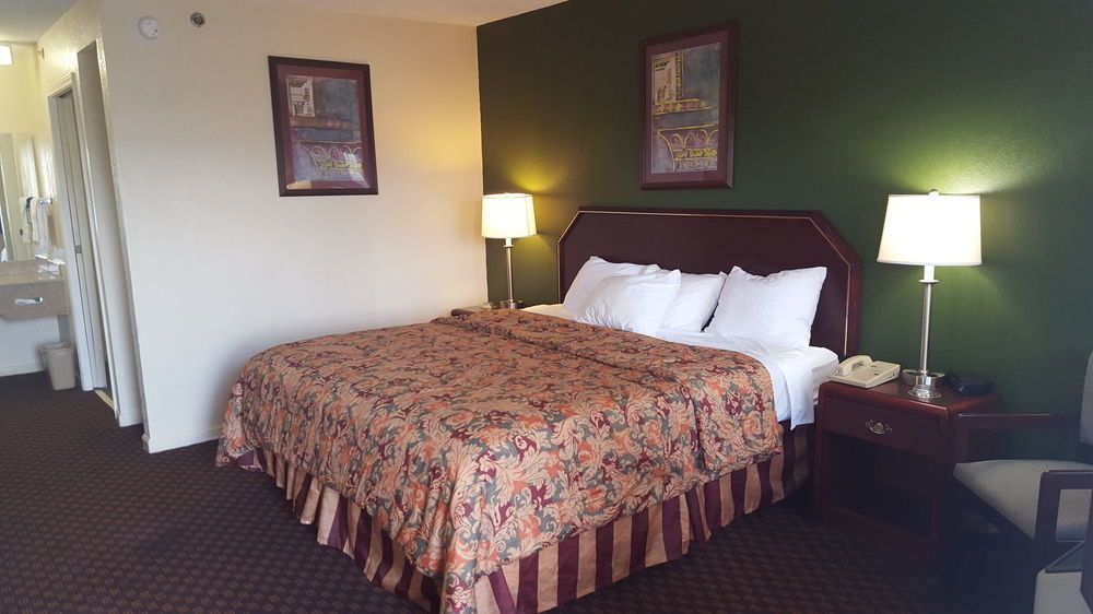 Red Roof Inn & Suites Rome Exterior photo
